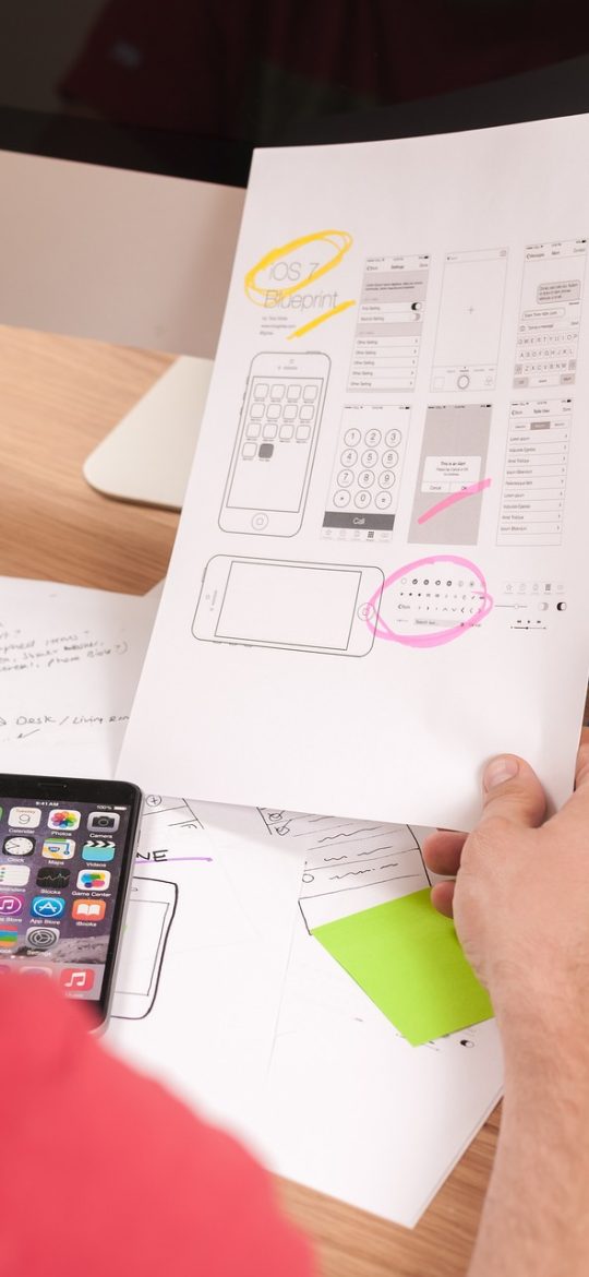 鸣潮角色 App 声骸词条对照界面截图：表格形式列出主副词条优先级，顶部有筛选标签，界面整洁